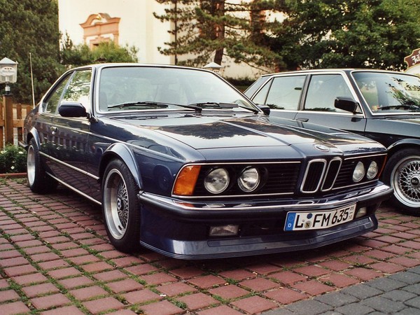 Картина на холсте 60x110 Альянс Лес "BMW купе M3 две stance" на подрамнике / инт