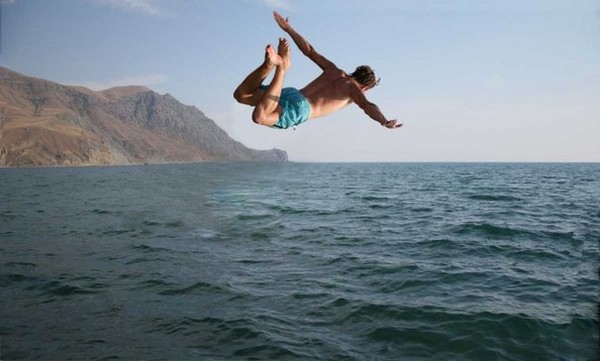 Прыгать солдатиком в воду