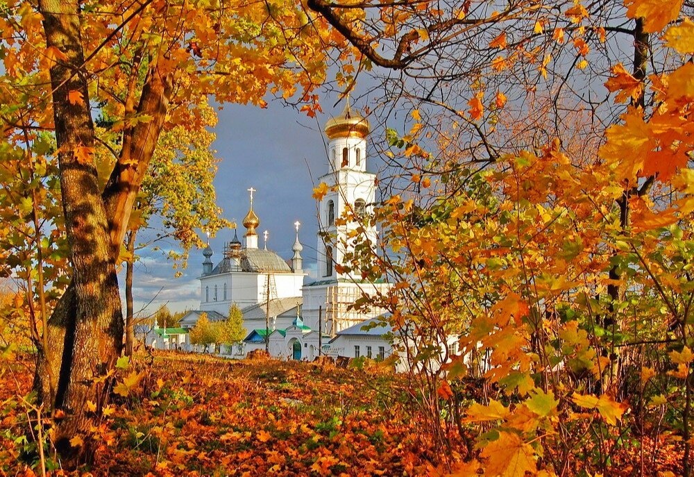 Октябрь православные. Белгород Церковь осень. Церковь Тамбов осень. Тихвинский монастырь Золотая осень. Золотая осень Оренбург храм.