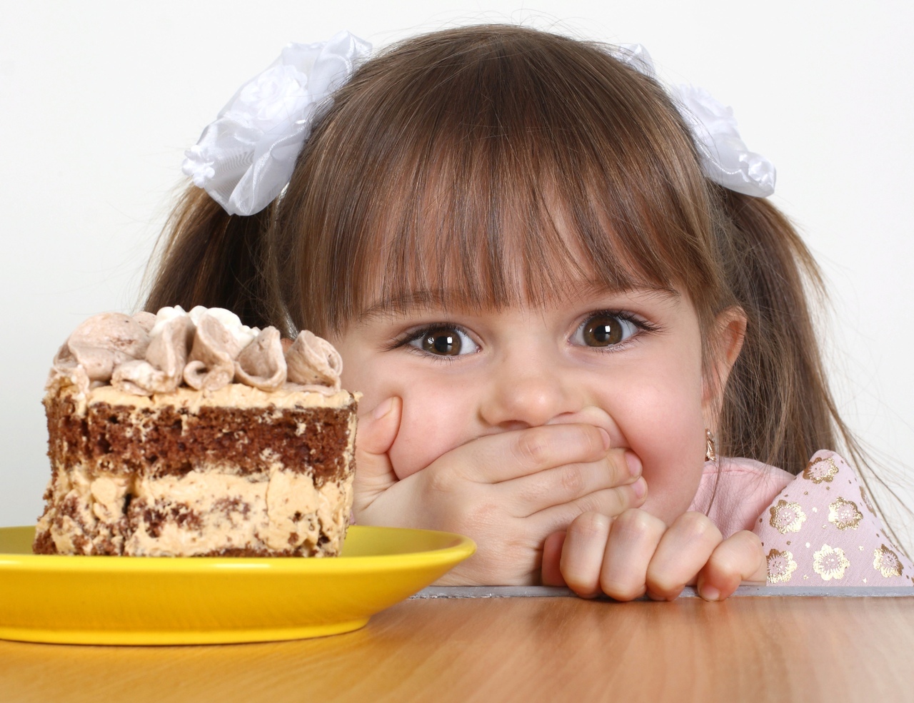 Ребенок ест сладости