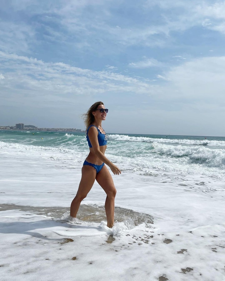 Анна ковальчук в купальнике на пляже