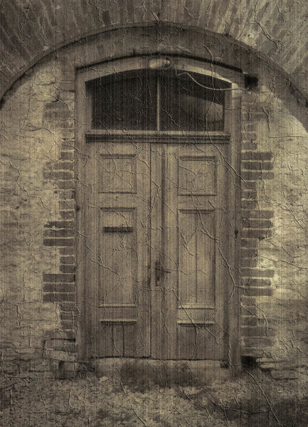 перед закрытой дверью