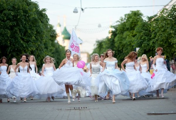 Почему иваново называют невест. Иваново город невест. Парад невест Иваново. Ивановские невесты. Много невест.