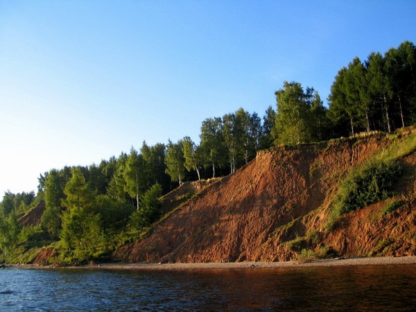 Обрывистый берег реки фото