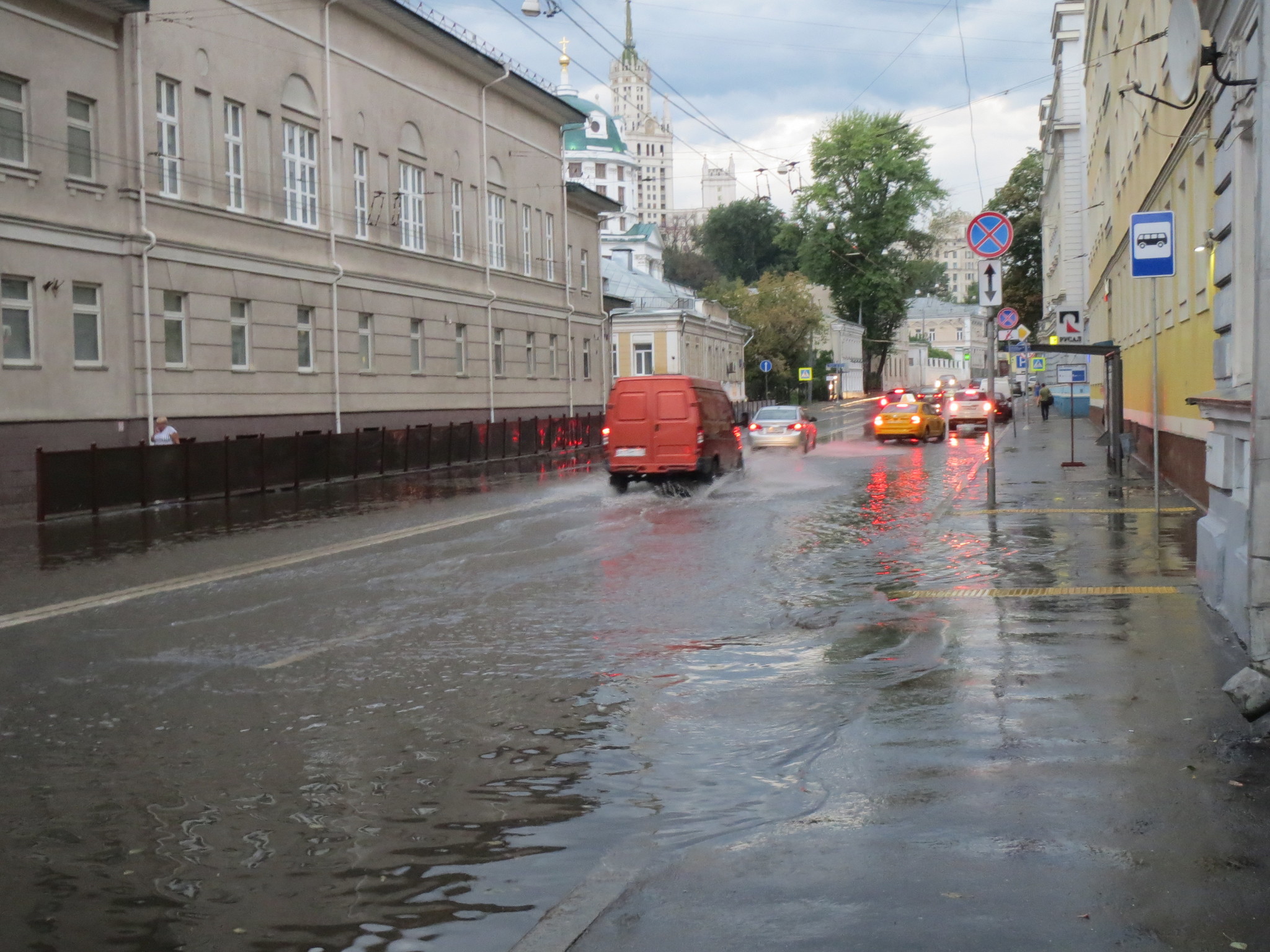 Москва был ли дождь. Наводнение в Москве 15 07 2021. Ливень в Москве. Проливные дожди в Москве. Дождь в Москве.