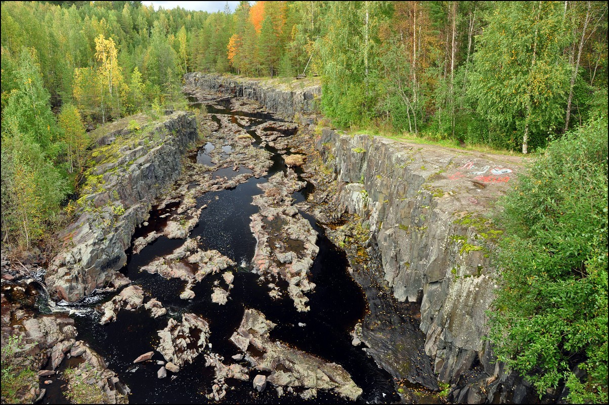 Суна это. Гирвасский разрез каньона реки суна. Гирвасский каньон Карелия. Русло реки суна. Малая суна Карелия.