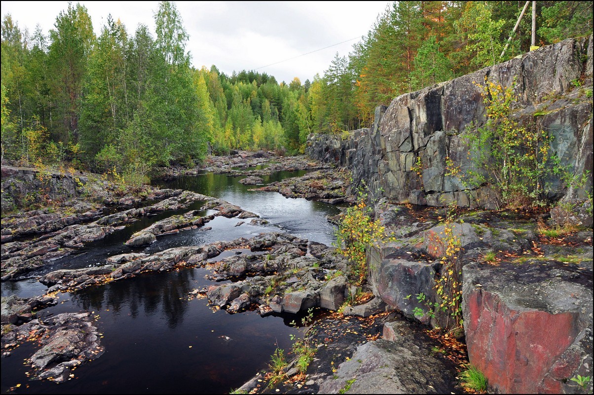 Суна это. Гирвасский разрез каньона реки суна. Гирвасский каньон Карелия. Порог Валазменский река суна. Русло реки суна.