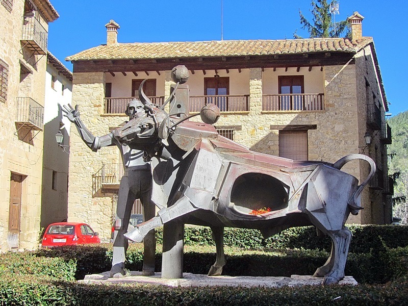 Расскажи городку. Теруэль Испания достопримечательности. Теруэль колонна с быком. Испанский бык из камня для входной группы.