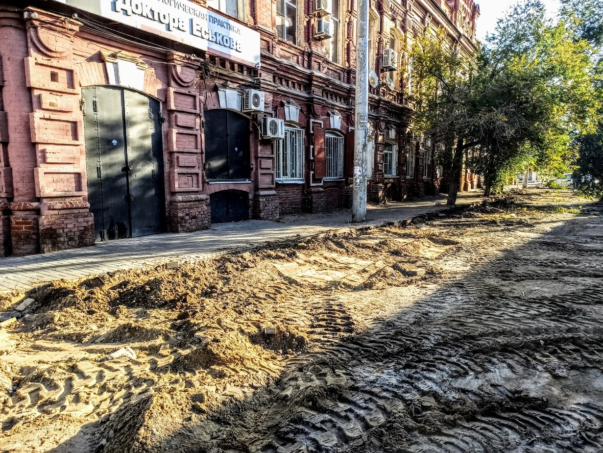 На улице Анри Барбюса по ночам перекладывают асфальт и меняют бордюры |  19.10.2020 | Астрахань - БезФормата