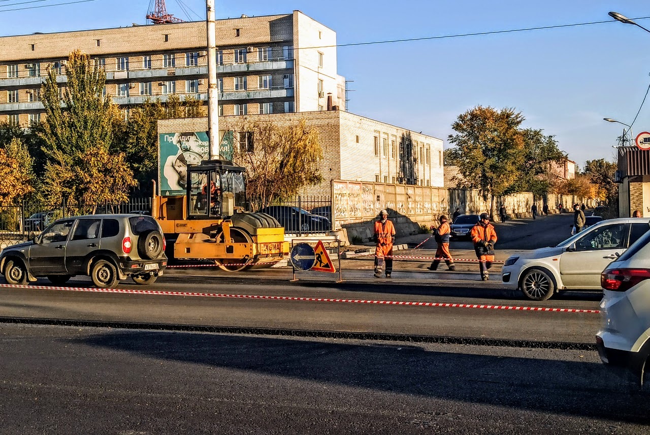 На улице Анри Барбюса по ночам перекладывают асфальт и меняют бордюры |  19.10.2020 | Астрахань - БезФормата