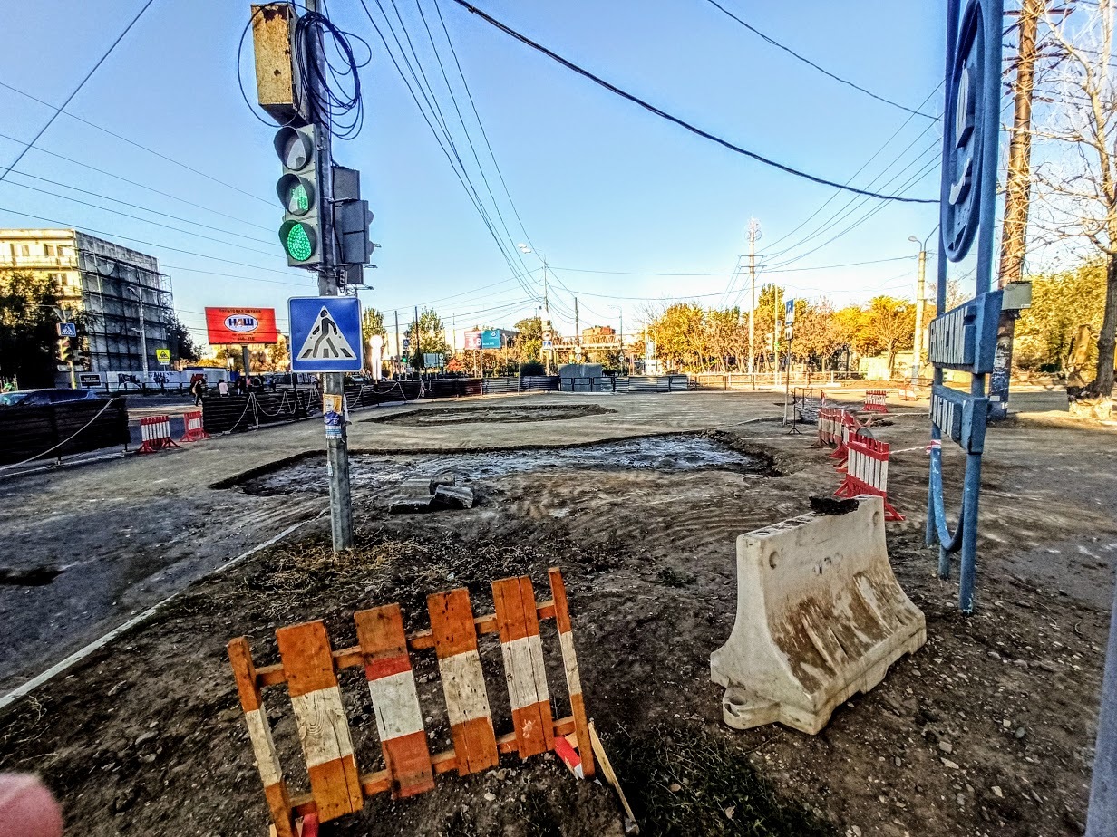 На улице Анри Барбюса по ночам перекладывают асфальт и меняют бордюры |  19.10.2020 | Астрахань - БезФормата