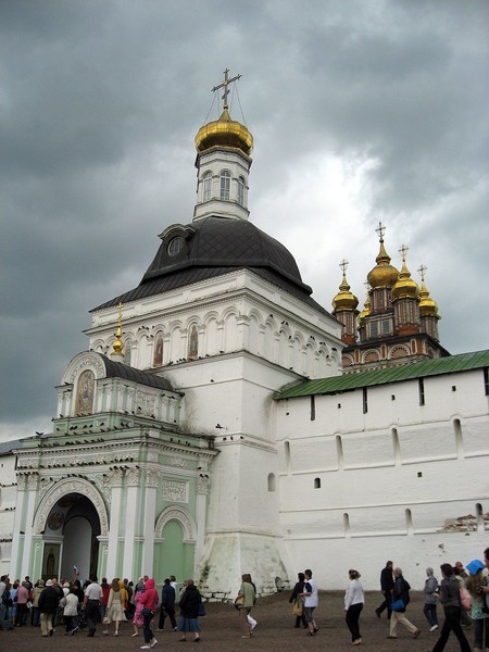 Святые ворота - главный вход в монастырь