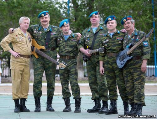 Контингент смоленск. Олег Синенок группа контингент. Олег Синенок группа контингент Оренбург. Голубые береты группа 2022. Олег Синенок Оренбург.