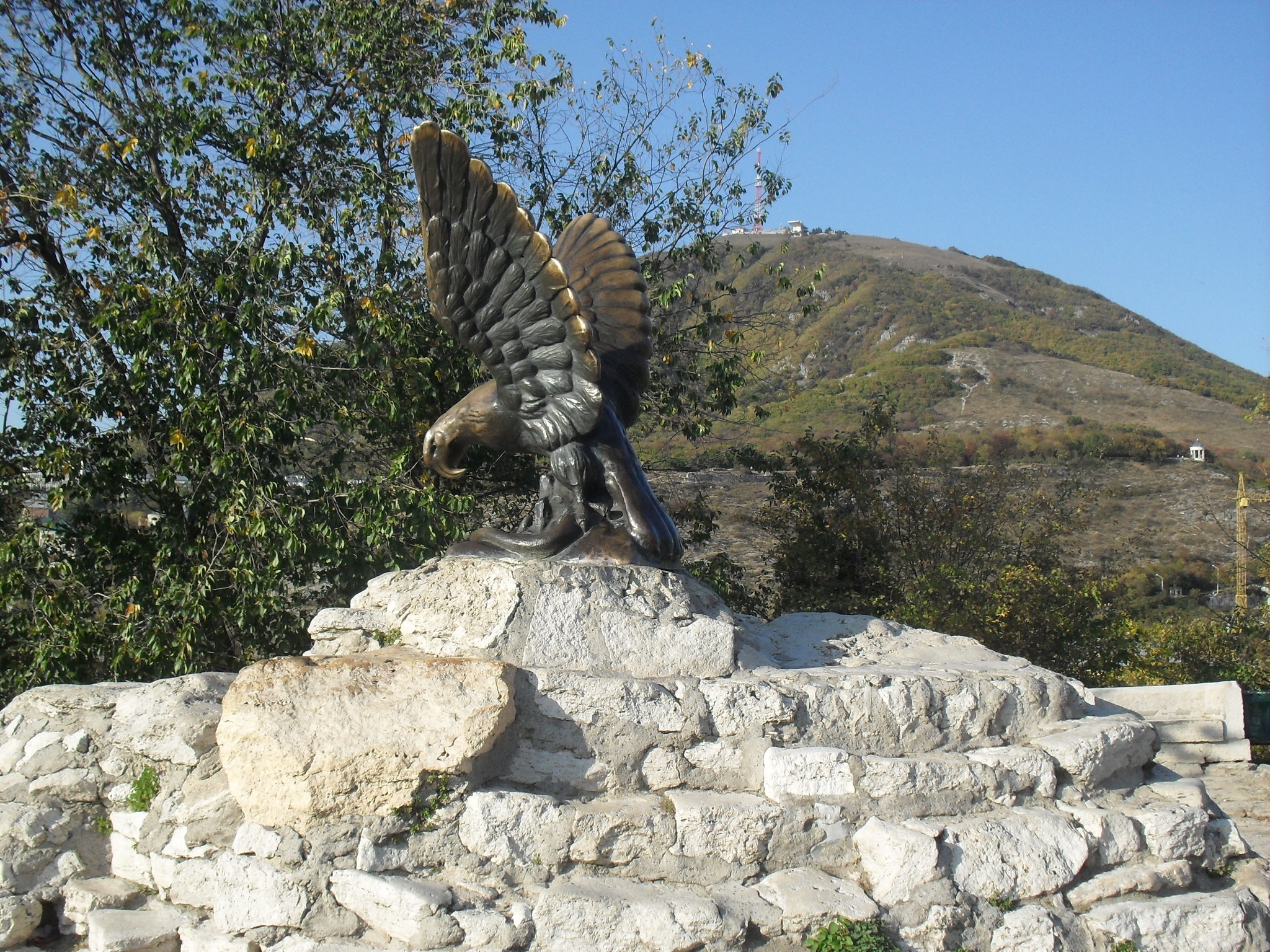 Минеральные воды статуя орла