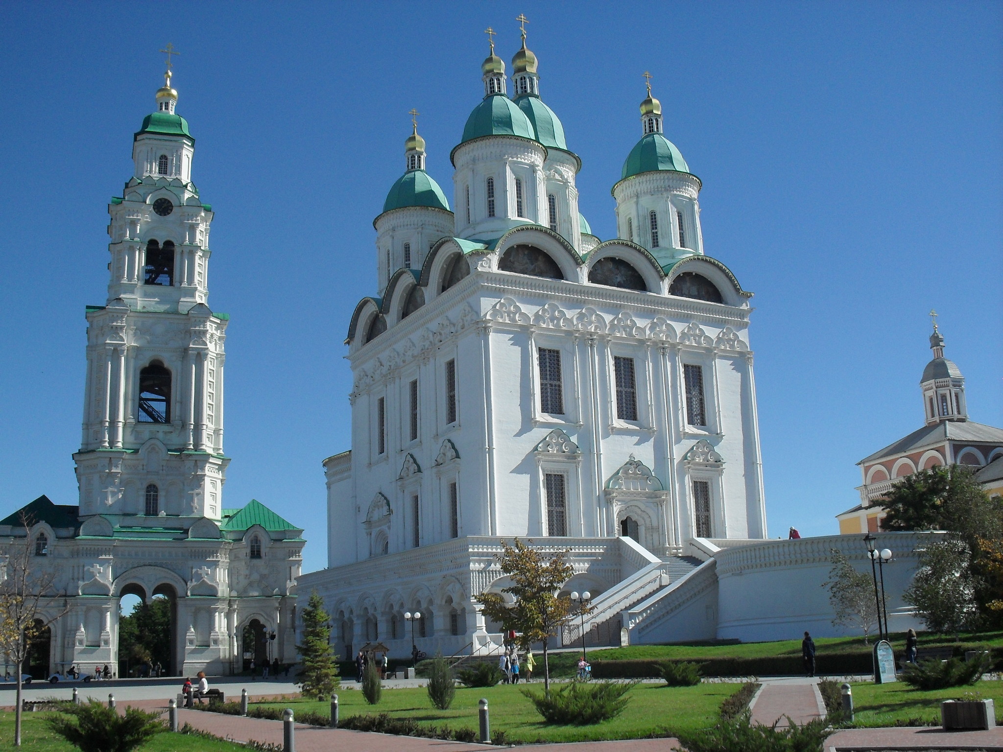 Кремль астрахань. Астраханский Кремль Монарх. Астраханский собор. Астраханский Кремль гульбище. Свято-Преображенский собор Астрахань.