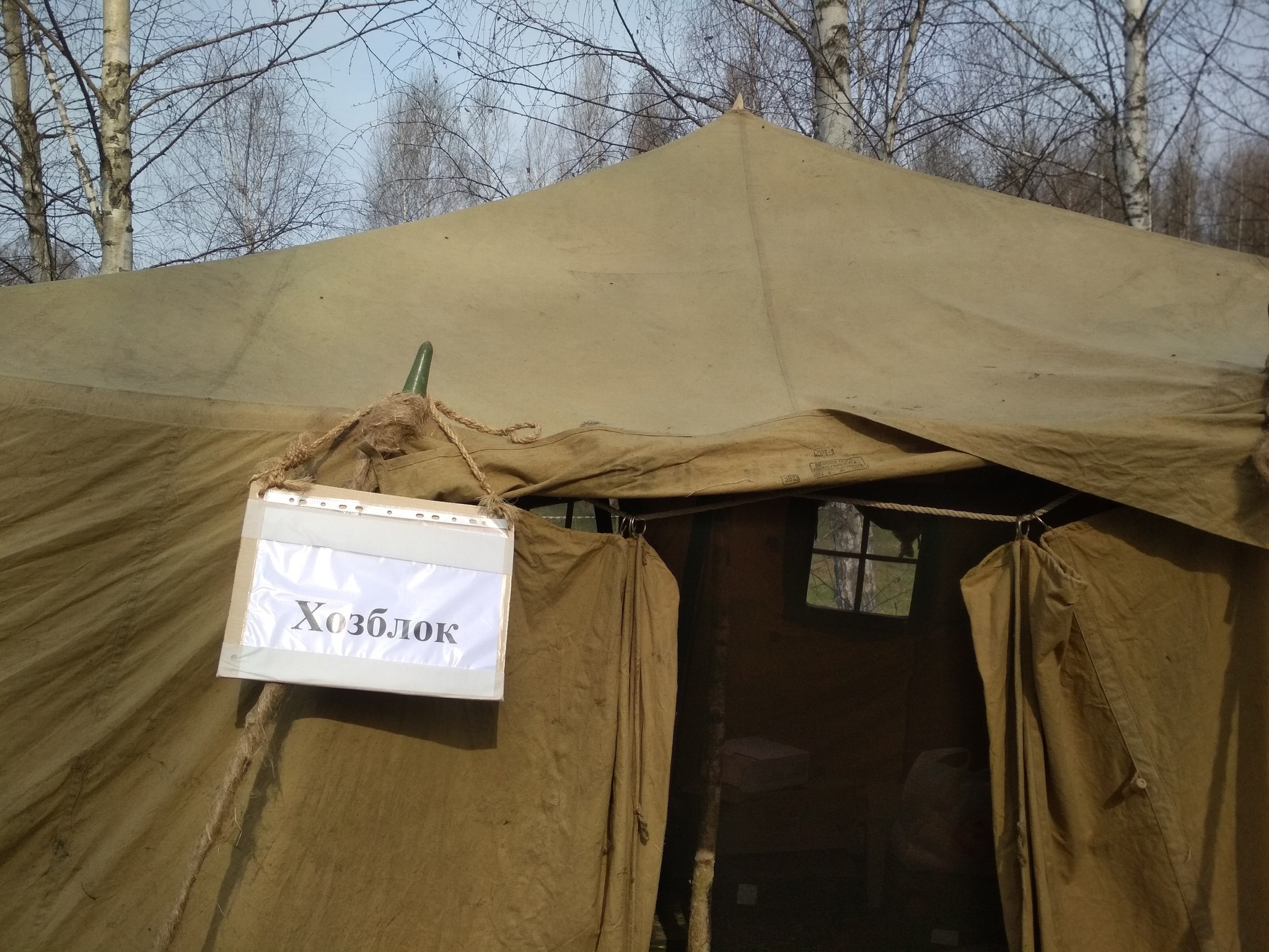 В 3 палатках жили. Военные на Украине живут в палатках. В Академе живут в палатках солдаты. В каких палатках живут военные в полях. Как живут в палатках военные.