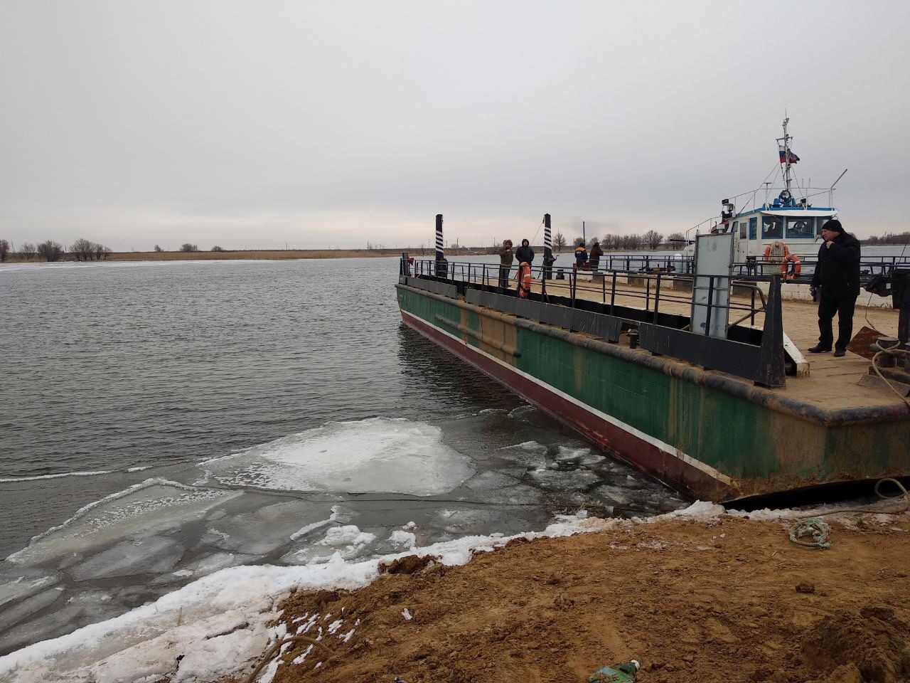 Потерянный паром. Паромная переправа Трудфронт. Паром Волго Каспийский Астрахань. Паромная переправа Астрахань. Паром Астрахань река Бахтемир.