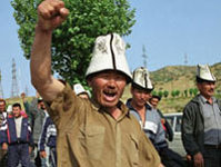 Киргизы избивают
