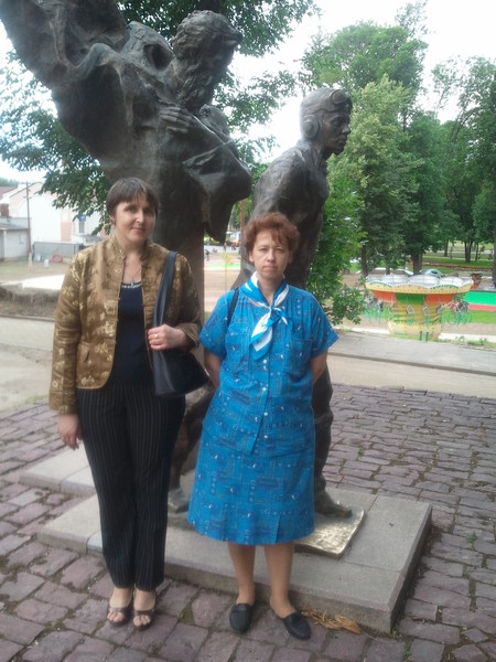 У памятника