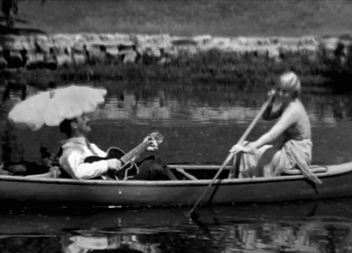 Казаки быстро плыли на челнах дружно гребли. Двое в лодке. Мужчина в лодке. Лодка с веслами. Мужчина и женщина в лодке.