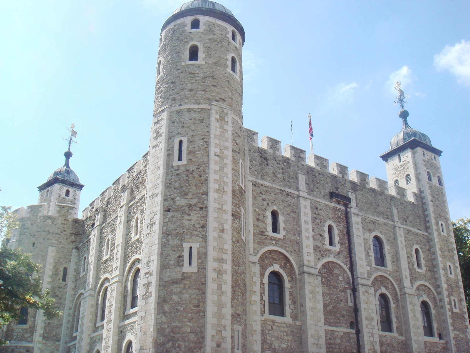 White tower. Белая башня Англия. Tower of London белая башня. Донжон Тауэра белая башня. Уайт Тауэр Лондон.