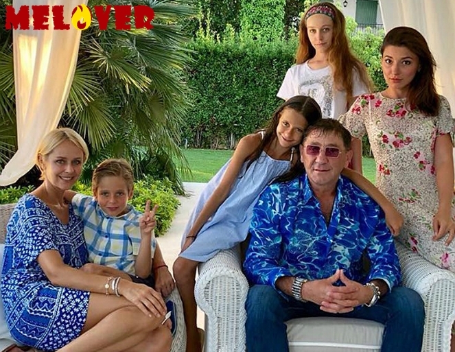 56-летний Григорий Лепс показал всех своих детей на одном фото 56-летний Григорий Лепс показал всех своих детей на одном фото