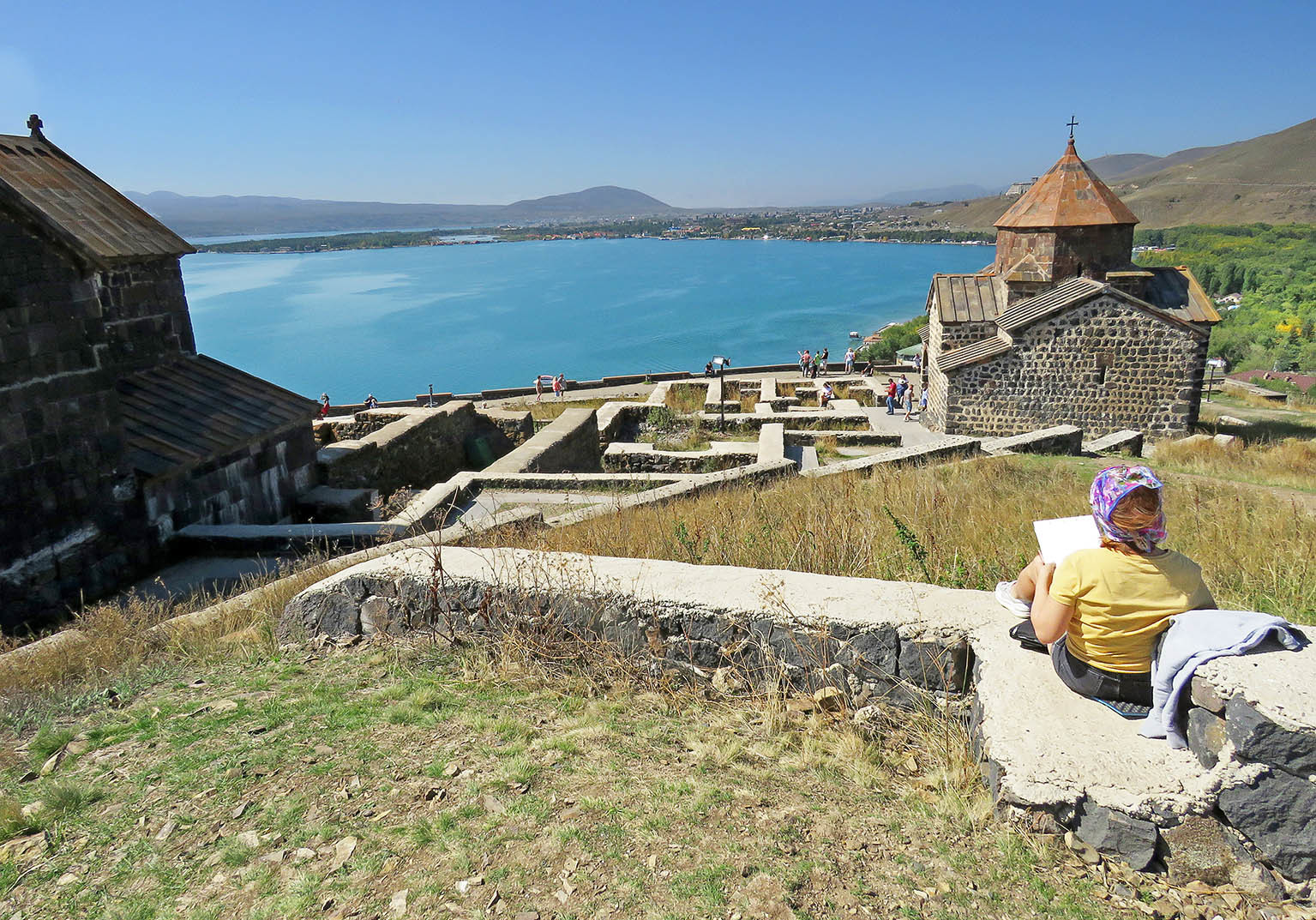 Кредит севан. Севан город монастырь. Крепость великанов Севан. Озеро Севан. Святой Эчмиадзин озеро Севан Армения.