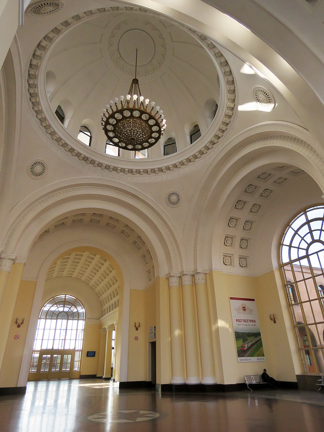 Станция ереван. ЖД вокзал Ереван. Вокзал Ереван внутри. Железнодорожный вокзал Ереван внутри. ЖД вокзал Еревана внутри.