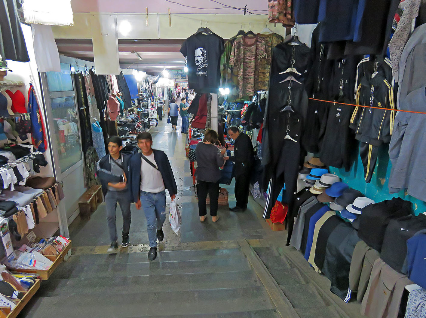Одежда в ереване. Вещевой рынок в Ереване. Рынок одежды в Ереване. Рынок Бангладеш в Ереване. Большой рынок в Ереване.