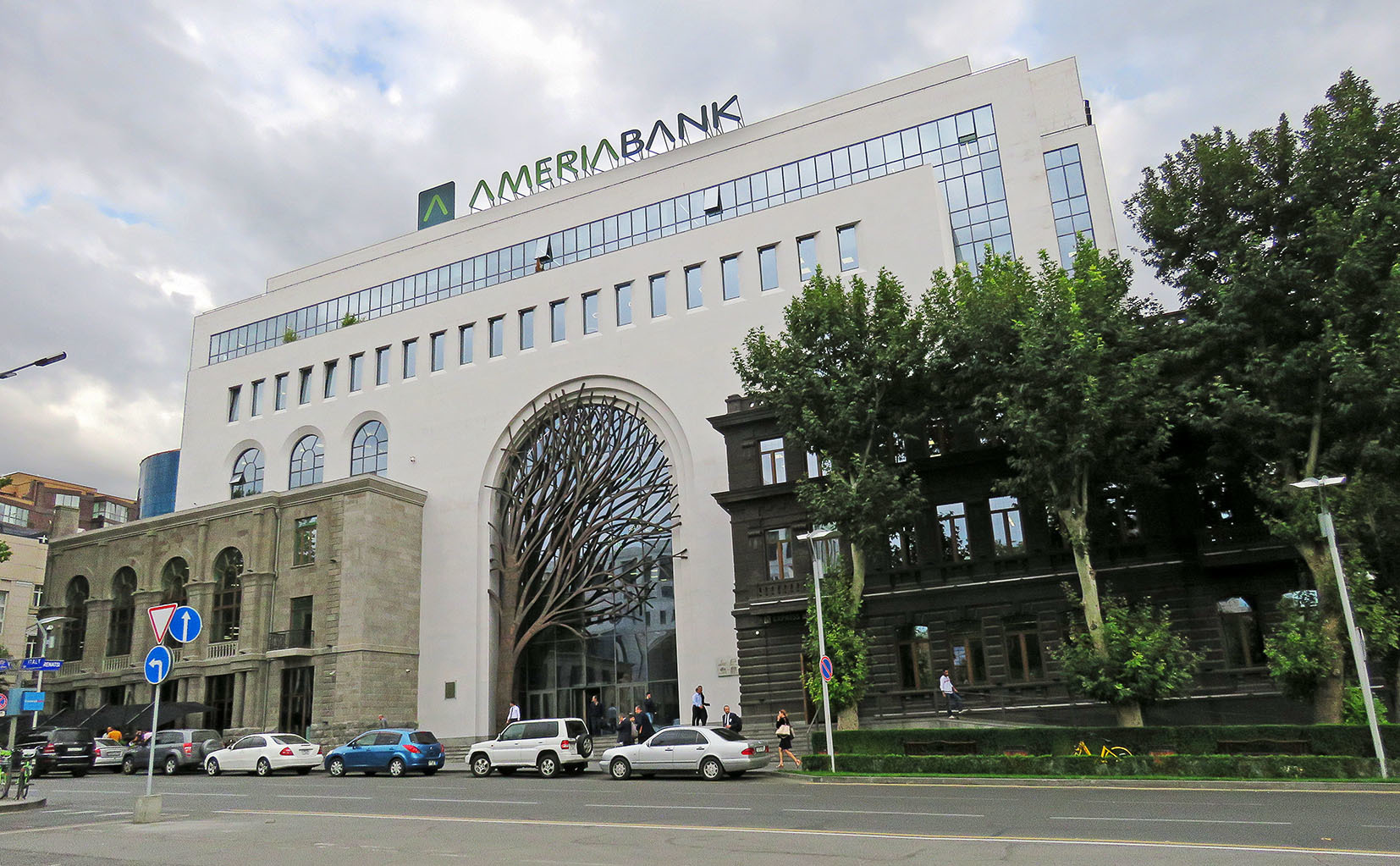 Агентства еревана. Америя банк Ереван дерево. Ереван здания. Здание в центре Еревана. Ameria Bank центральное отделение Ереван.