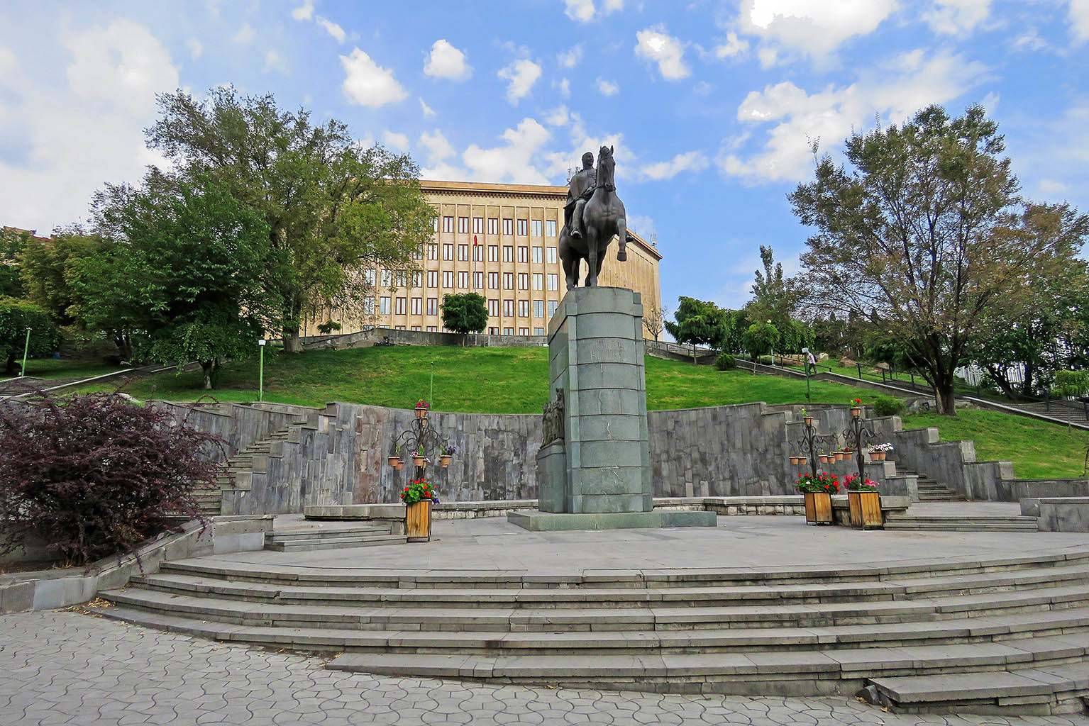 Памятник Баграмяну в Ереване