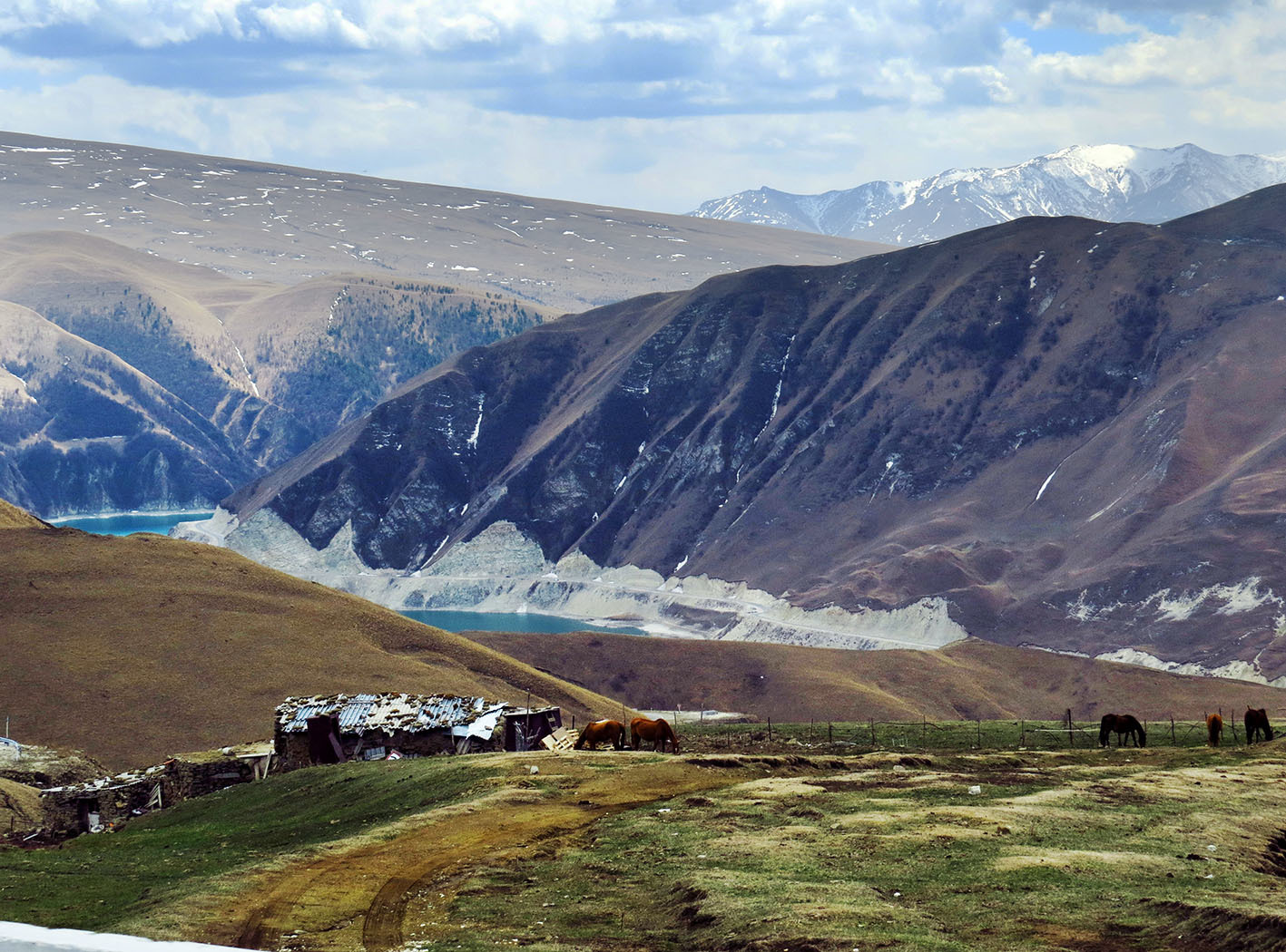 Чеберлой и озеро Кезеной-Ам Кавказ,природа,дорожное,деревянное,этнография