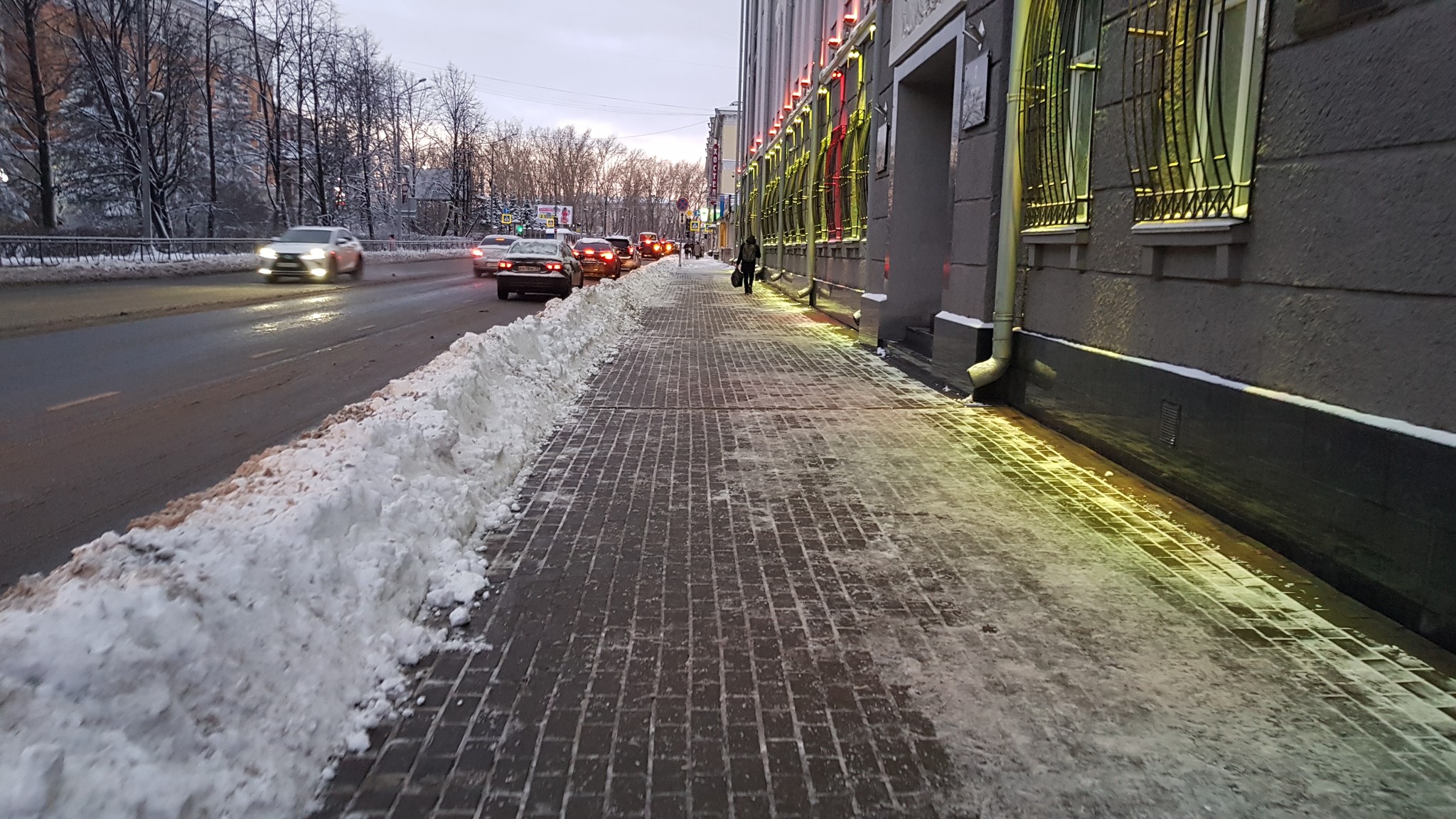 Зимний тротуар. Снег на тротуаре. Снегопад в городе. Тротуар зима.