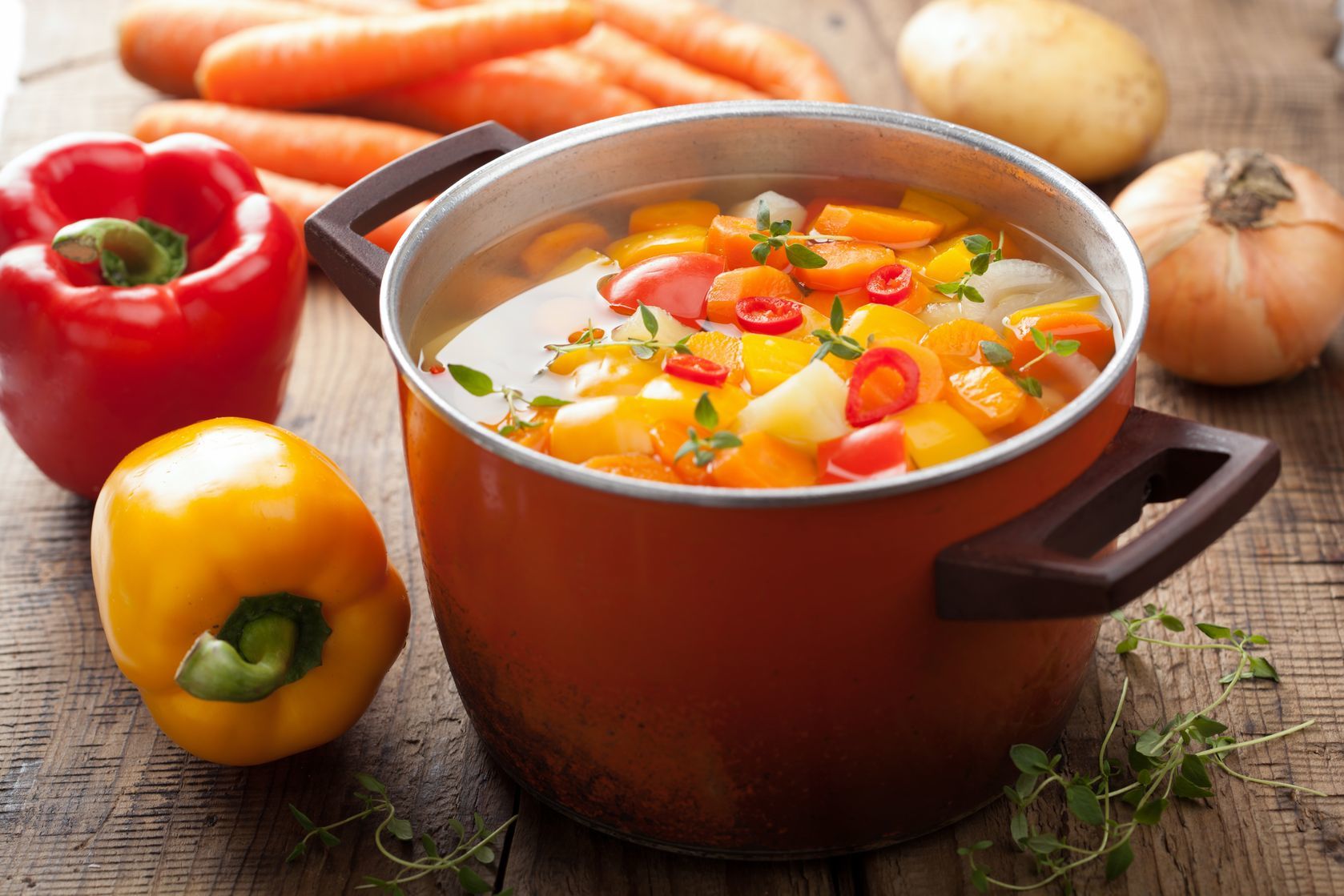 Можно горячий суп ставить в холодильник. Овощи в кастрюле. Овощи для варки. Овощи для супа. Суп в кастрюле.
