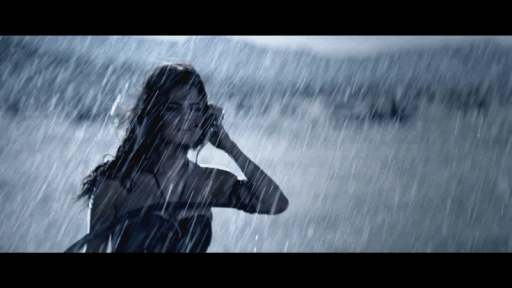 Ведь жизнь бежит песня. Девушка под дождем. Девушка дождь. Девочка под дождем. Человек под дождем.