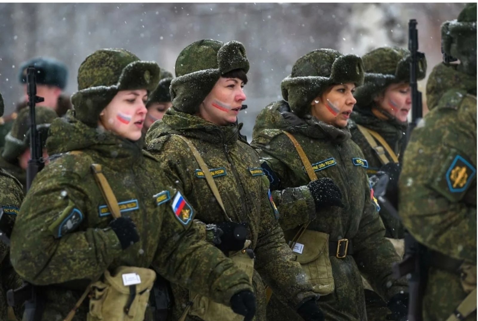 Женщины вс рф. Женщины военные. Женщины в армии. Женщины в армии РФ. Солдат армии России.