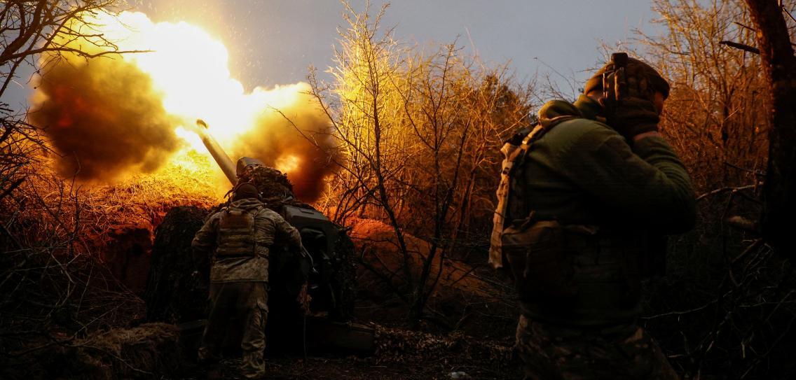 Украинский военнослужащий стреляет из гаубицы Д-30 в сторону российских-войск