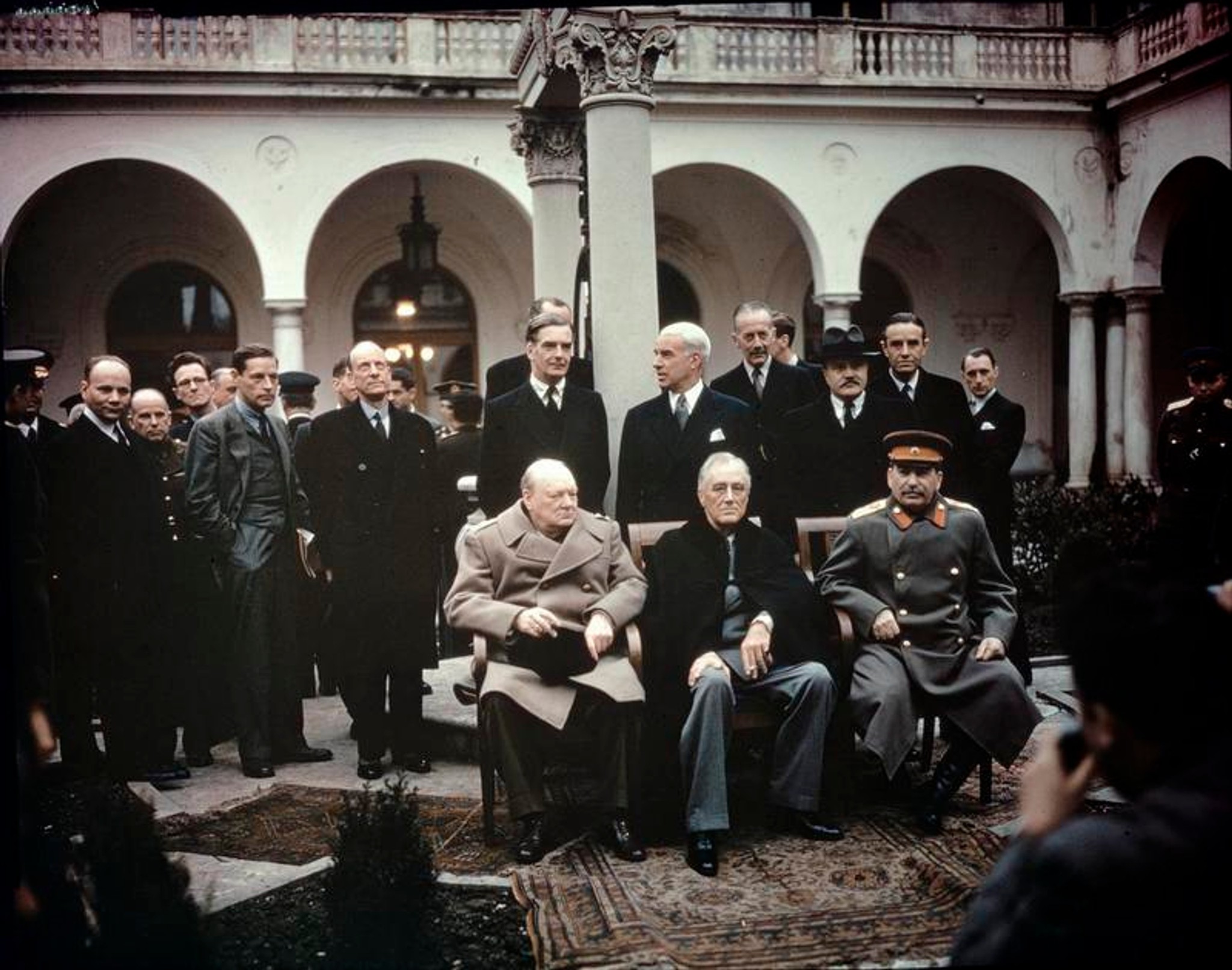 В каком городе крыма состоялись переговоры 1945. Сталин Черчилль и Рузвельт в Ялте. Сталин Рузвельт и Черчилль на Ялтинской конференции. Большая тройка Сталин Рузвельт Черчилль Ялта. Рузвельт Черчилль Сталин конференция Ялта.