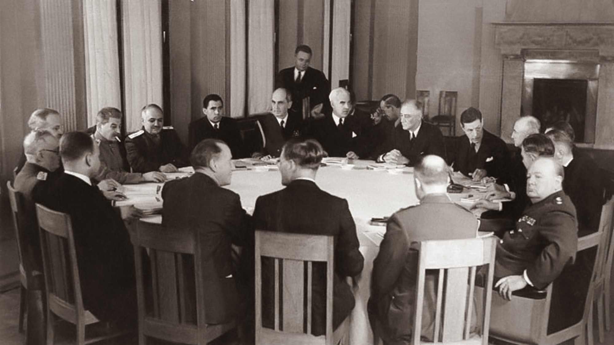 Сталин переговоры. Крымская (Ялтинская) конференция 1945 года. Ялтинская (Крымская) конференция (4 - 11 февраля 1945 года). На Ялтинской конференции (февраль 1945 г.). Конференция в Ялте 1945 года.