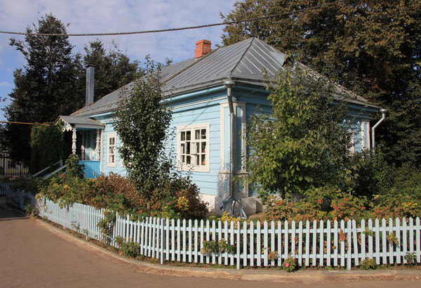 Дом Прасковьи Ивановны, слева от монастырских ворот