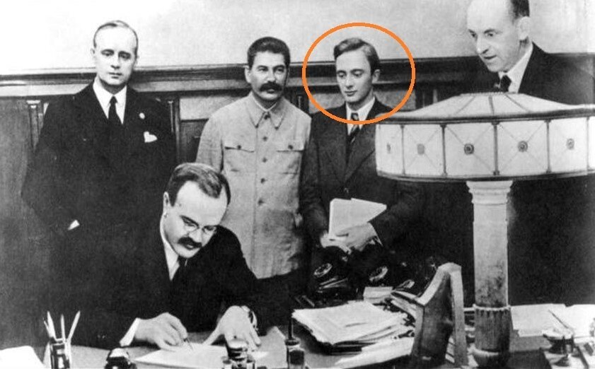 Рядом с товарищем Сталиным стоит его переводчик, 24-летний Владимир Павлов.