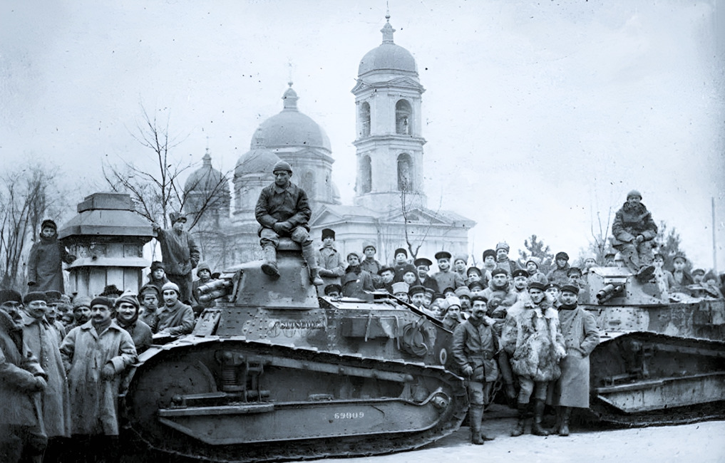 Танки Renault с французскими танкистами, местными жителями и военнослужащими Добровольческой армии во время военной интервенции. На фоне Алексеевской церкви 1919, Одесса.