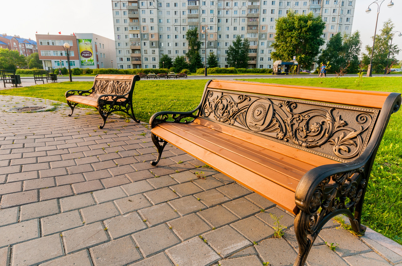 Лавка город. Скамья Декабристов парк Александрия. Скамья Декабристов в белой церкви. Скамья Декабристов в Москве. Скамейка в Кремле Тобольск.