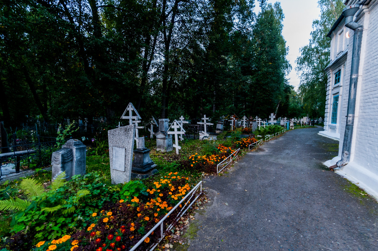 Завальное кладбище. Завальное кладбище Тобольск. Завальное кладбище в Тобольске могилы Декабристов. Тобольск декабристы кладбище. Церковь на Завальном кладбище Тобольск.