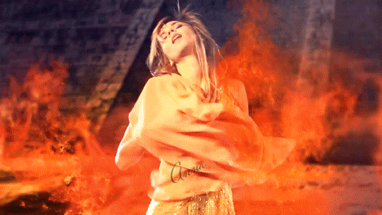 Песню горят вокруг огни. Девушка танцует в огне. Девушка у костра. Девушка Танцующая в огне. Женщина горит.