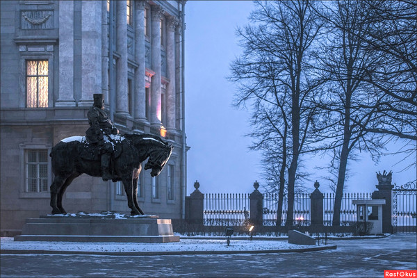 На комоде бегемот на бегемоте обормот