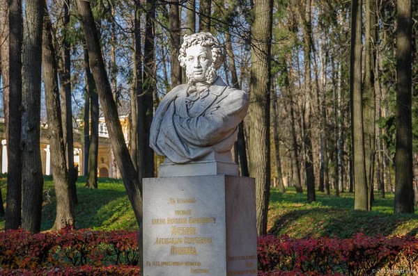 Памятники в архангельском. Усадьба Архангельское Пушкинская аллея. Усадьба Архангельское памятник Пушкину. Усадьба Архангельское памятники. Пушкинская аллея в Архангельском.