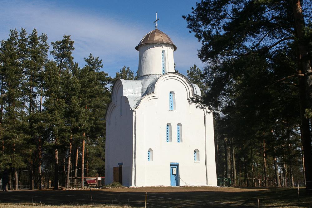 Под новгородом. Перынский скит Великий Новгород. Перынский скит Рождества Богородицы Великий Новгород. Новгород храм Рождества Богородицы в Перынском скиту. Новгород Церковь Рождества Богородицы Перынского скита.