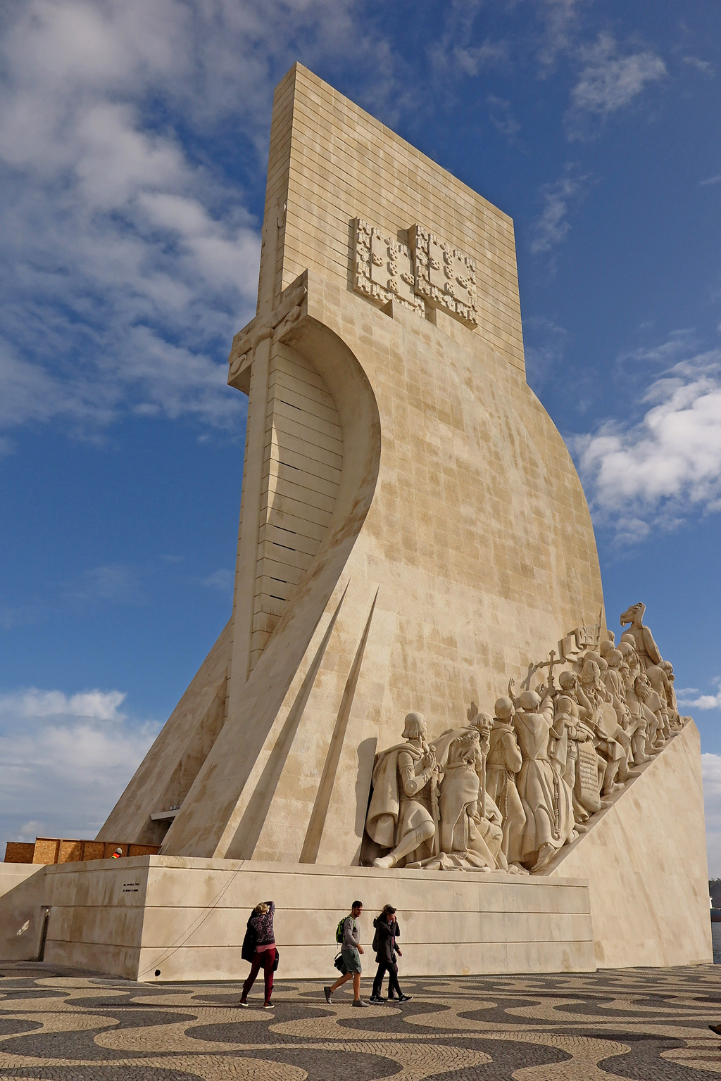 памятник первооткрывателям в лиссабоне