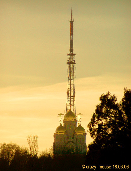 Позади храма